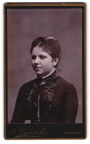 Fotografie N. Leyendecker, Berncastel, Portrait junge Frau in feierlicher Garderobe