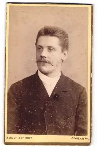 Fotografie Adolf Schmidt, Goslar a/H, Portrait junger Herr mit Bürstenhaarschnitt und Oberlippenbart