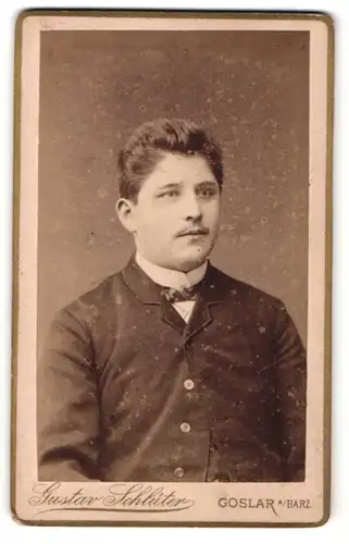 Fotografie Gustav Schlüter, Goslar a/H, Portrait junger Herr mit zurückgekämmtem Haar