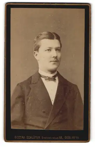 Fotografie Gustav Schlüter, Goslar a/H, Portrait junger Herr mit Mittelscheitel in Anzug