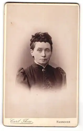 Fotografie Carl Thies, Hannover, Portrait ältere Dame mit Kopfschmuck