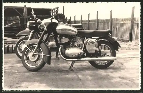 Fotografie Motorrad Jawa 350 und MZ-ES, Krad auf einem Bauhof stehend