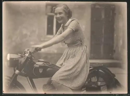 Fotografie Motorrad DKW-IFA, junge Dame im Sommerkleid auf Krad sitzend