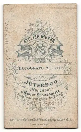Fotografie Atelier Meyer, Jüterbog, Portrait Soldat mit Garde-Pickelhaube und ausgestopfter Taube