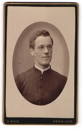 Fotografie H. Weis, Memmingen, Portrait junger Priester in Talar mit Brille