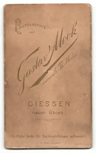 Fotografie Gustav Mook, Giessen, Portrait bürgerlicher Herr mit Schnurrbart und Fliege im Anzug