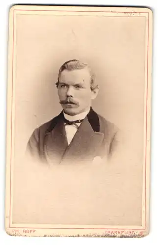 Fotografie Ph. Hoff, Frankfurt a M., Portrait bürgerlicher Herr mit Zwirbelbart und Fliege im Anzug