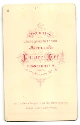 Fotografie Ph. Hoff, Frankfurt a M., Portrait bürgerlicher Herr mit Zwirbelbart und Fliege im Anzug