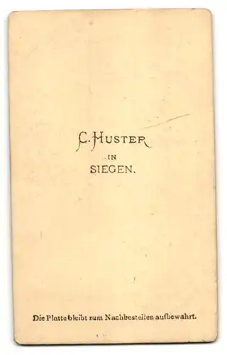 Fotografie C. Huster, Siegen, Portrait junger Mann mit Fliege im Anzug
