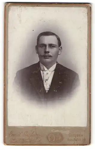 Fotografie Emil Giefson, Giessen, Portrait junger bürgerlicher Herr mit Zwirbelbart u. Krawatte im Anzug