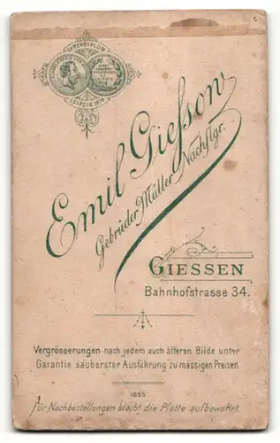 Fotografie Emil Giefson, Giessen, Portrait junger bürgerlicher Herr mit Zwirbelbart u. Krawatte im Anzug