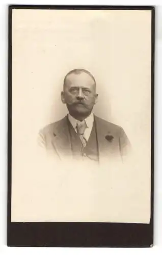 Fotografie unbekannter Fotograf und Ort, Portrait bürgerlicher Herr mit Zwirbelbart u. Krawatte im Anzug