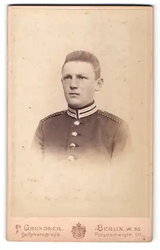 Fotografie P. Grundner, Berlin, Junger Soldat in Uniform