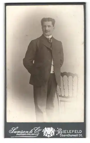 Fotografie Samson & Co, Bielefeld, Junger Mann in elegantem Anzug