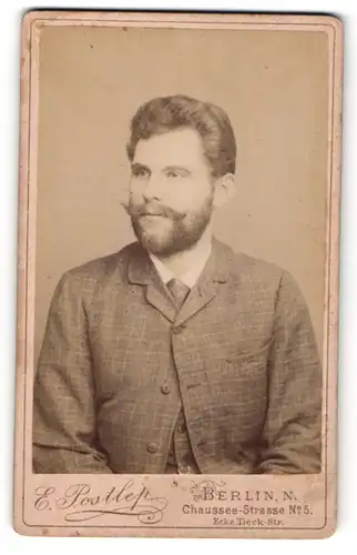 Fotografie E. Postlep, Berlin, Portrait bürgerlicher Herr mit Bart u. Krawatte im karierten Anzug