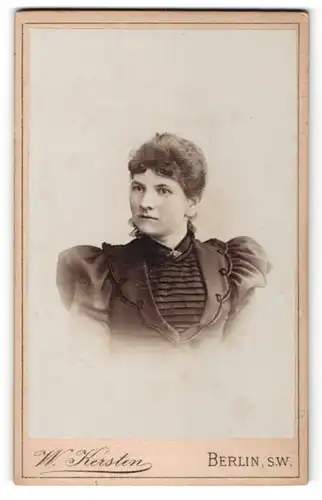 Fotografie W. Kersten, Berlin, Portrait junge hübsche Dame mit Kragenbrosche in elegantem Kleid