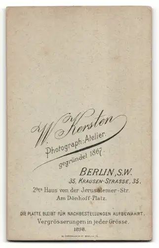 Fotografie W. Kersten, Berlin, Portrait junge hübsche Dame mit Kragenbrosche in elegantem Kleid