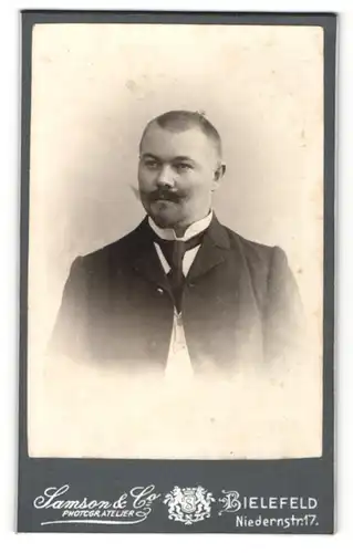 Fotografie Samson & Co., Bielefeld, Portrait bürgerlicher Herr mit Bart u. Krawatte im Anzug