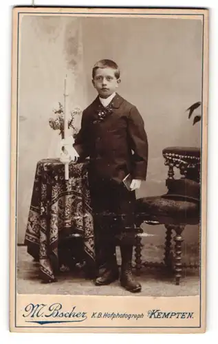 Fotografie M. Bscher, Kempten, Portrait Bub in festlicher Kleidung mit Kerze