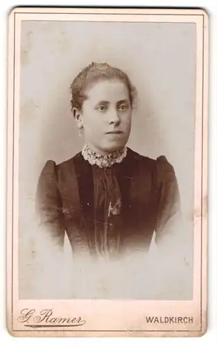 Fotografie G. Ramer, Waldkirch, Portrait junge Frau mit zusammengebundenem Haar
