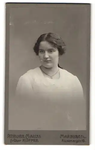 Fotografie Atelier Mauss, Marburg a/L, Portrait junge Frau mit zusammengebundenem Haar