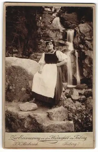 Fotografie K. K. Berberich, Triberg, Portrait Frau in Tracht am Wasserfall in Triberg