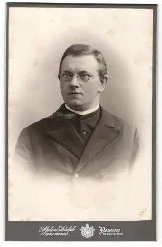 Fotografie Alphons Adolph, Passau, Portrait junger Geistlicher mit Brille