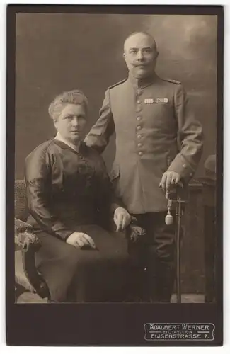 Fotografie Adalbert Werner, München, Portrait Leutnant mit Ordenspange und Gattin