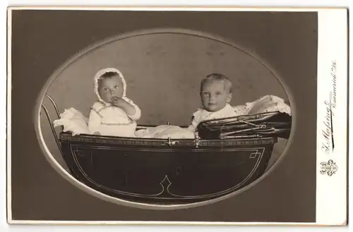 Fotografie J. Massing, Emmerich a/Rh, Portrait zwei Kinder in Kinderwagen