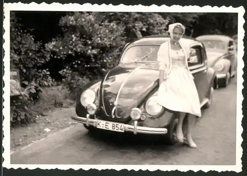 Fotografie Auto VW Käfer, hübsche junge Dame posiert mit Volkswagen PKW