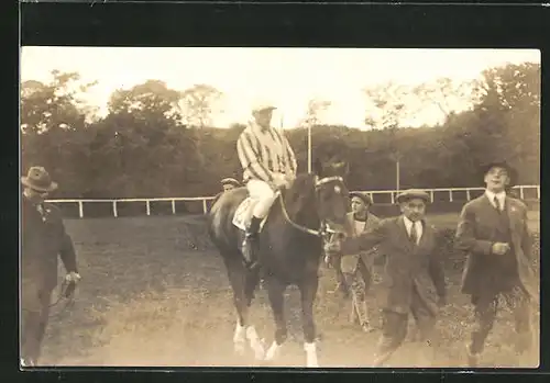 Foto-AK Jockey auf seinem Rennpferd mit Begleitern