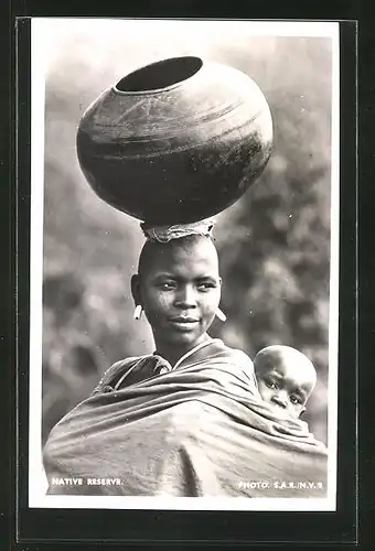 AK Afrikanische Frau trägt grosse Vase auf dem Kopf und Kind auf dem Rücken, afrikanische Volkstypen