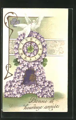 Präge-AK Uhr aus lila Blüten mit zwei weissen Tauben, Blumenbild