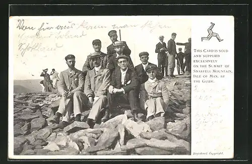 AK Isle of Man, Männer posieren auf Gestein
