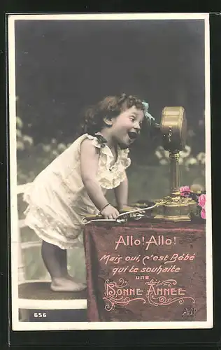 AK Kleines Mädchen steht auf einem Stuhl und spricht ins Telefon