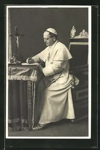 AK Papst Pius XI. verfasst einen Brief an seinem Schreibtisch