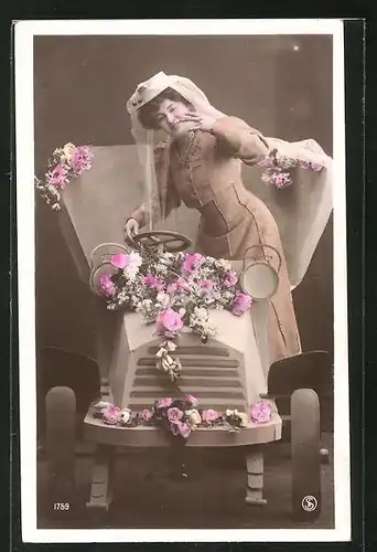 AK Dame an einem Auto mit Blumen