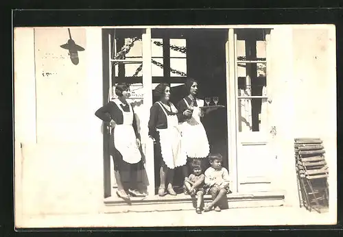 AK Bedienstete mit Kinder an einer Haustür