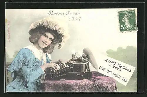 AK Junge Frau schreibt auf der Schreibmaschine: Je pense toujours a vous et ne vous oublie pas