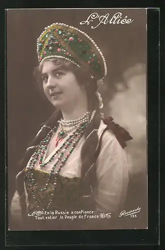AK Junge russische Frau in Trachtenkleidung