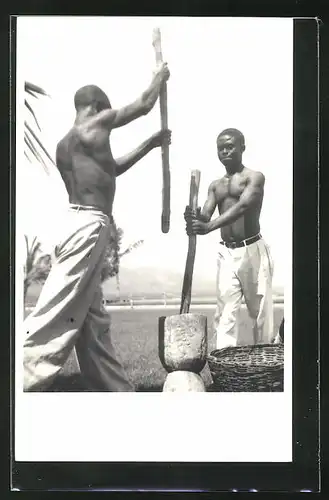 AK Junge afrikanische Männer beim Getreidemahlen