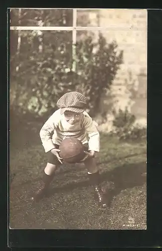 AK Kleiner Junge mit Mütze und einem Fussball