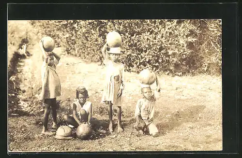 Foto-AK Afrikanische Kinder mit Melonen
