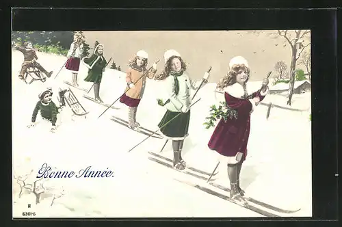 AK Mädchen auf Skiern und Jungen auf Schlitten im Schnee
