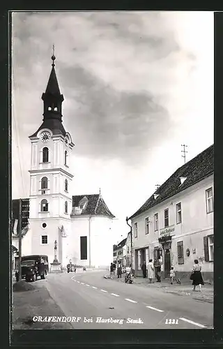 AK Grafendorf, Strassenpartie mit Kirche und Passanten