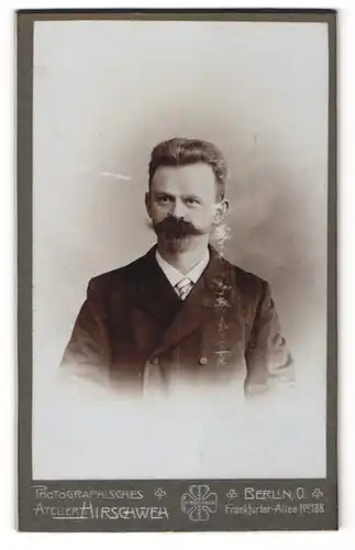 Fotografie Atelier Hirschweh, Berlin O., Portrait junger Herr mit Bart u. zeitgenöss. Frisur im Anzug