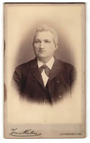 Fotografie J. von Halen, Luckenwalde, Portrait älterer bürgerlicher Herr mit Fliege im Anzug