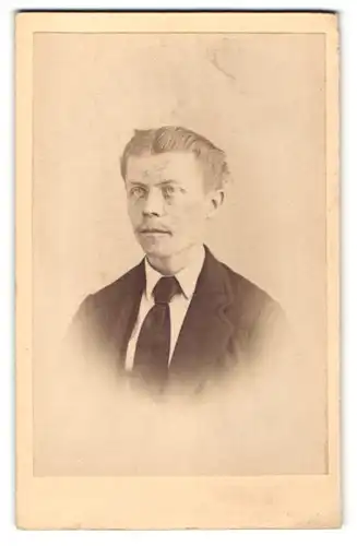Fotografie unbekannter Fotograf und Ort, Portrait junger bürgerlicher Herr mit Oberlippenbart u. Krawatte