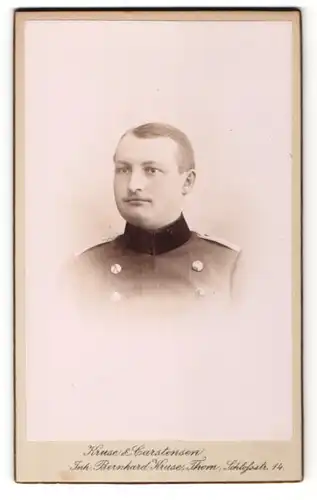 Fotografie Kruse & Carstensen, Thorn, Portrait Soldat mit Oberlippenbart in Uniform