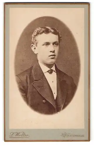 Fotografie L. Wolter, Finsterwalde, junger Mann mit Mittelscheitel